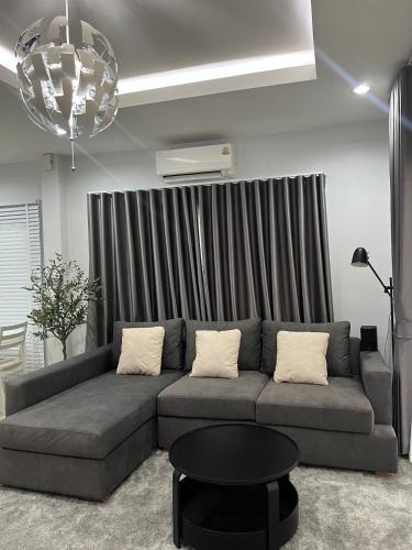 Bang Pa-in House | A single house on the corner for privacy