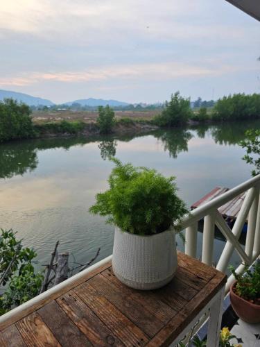 Prachuap Khiri Khan House | A small house next to the canal