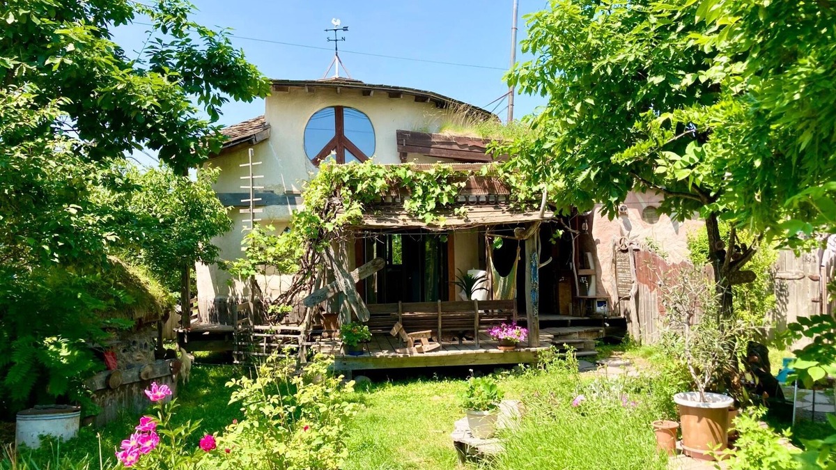 Koshimizu House | A soothing house built with natural materials made from straw bales Relax and unwind in this extrao/Shari-gun Hokkaidō