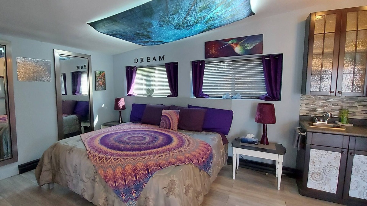 East Hill Apartment | A spa adult style Suite with outdoor hot tub & seasonal lap-size pool