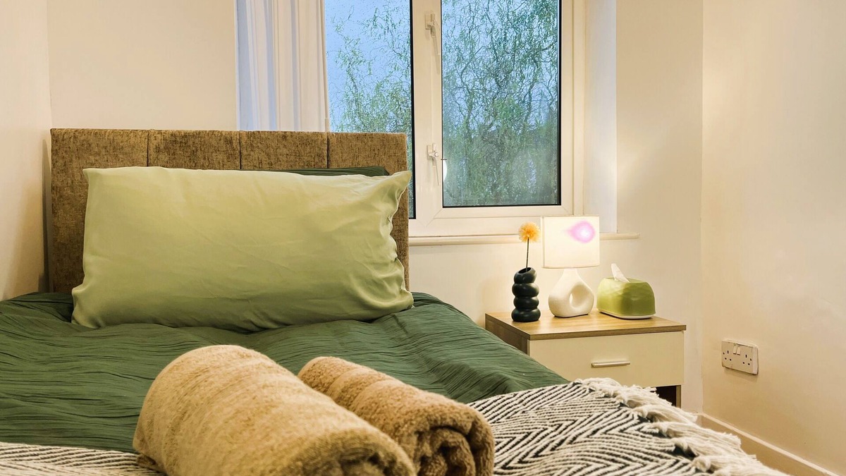 Wyken House | A Spacious 3 bedroom house near UHCW, free parking, smart TV, Netflix, Fast WIFI
