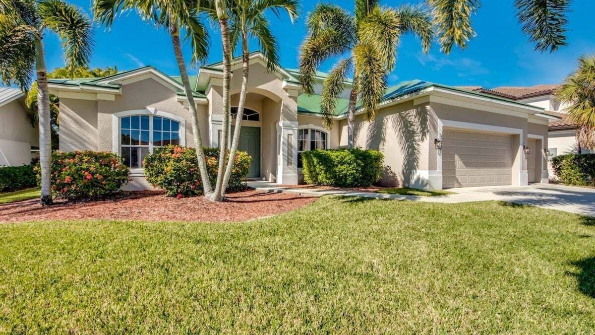 Pelican Villa | A spacious 6-bedroom retreat in sunny Cape Coral.
