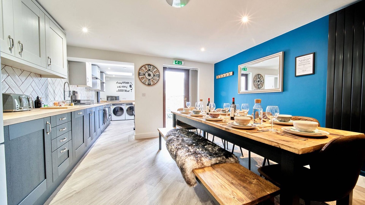 Hanham House | A spacious and modernised Victorian terrace house for larger groups