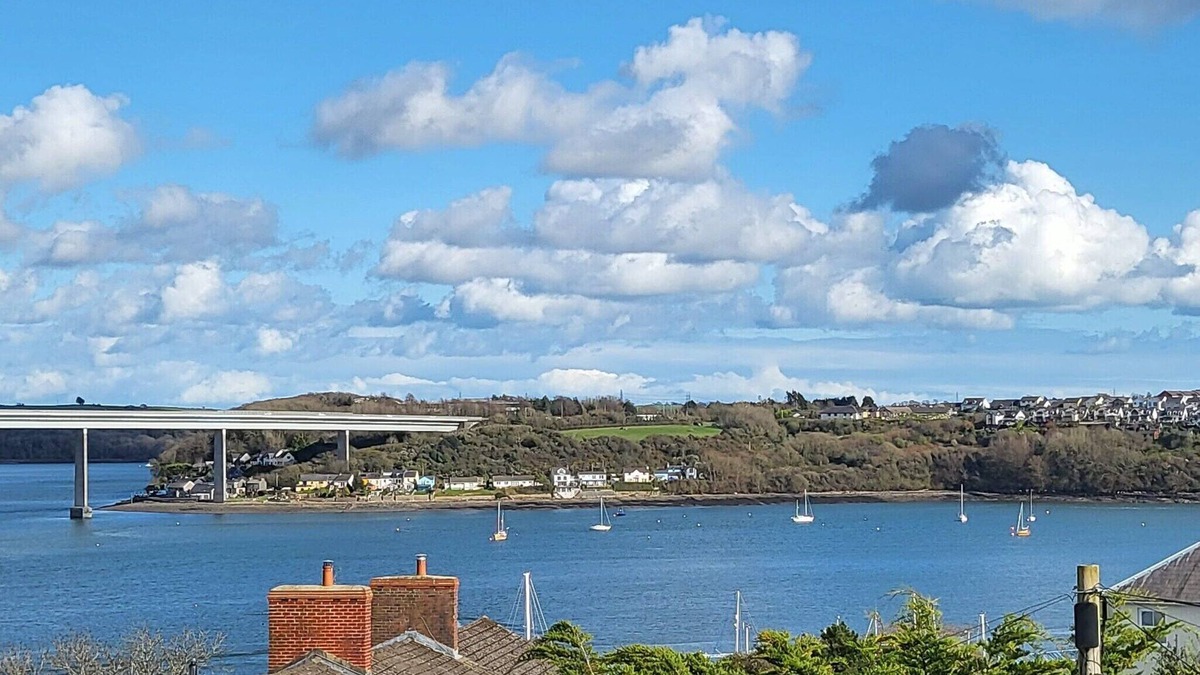 Neyland Cottage | A spacious apartment just a short stroll to the marina and with beautiful estuary views.