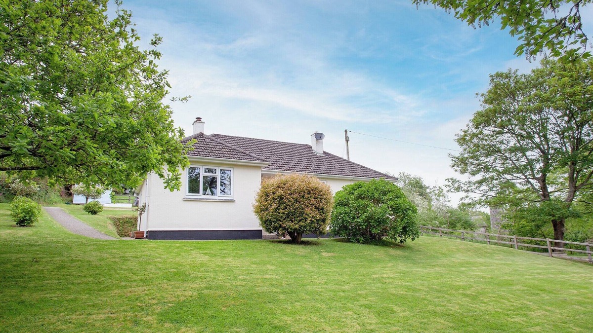 Trelowth Cottage | A spacious bungalow for four overlooking a wooded valley with its own garden.