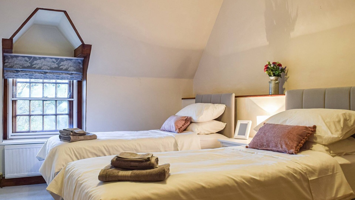 Middleton Cheney Cottage | A spacious country retreat surrounded by open fields and miles of footpaths from the doorstep.