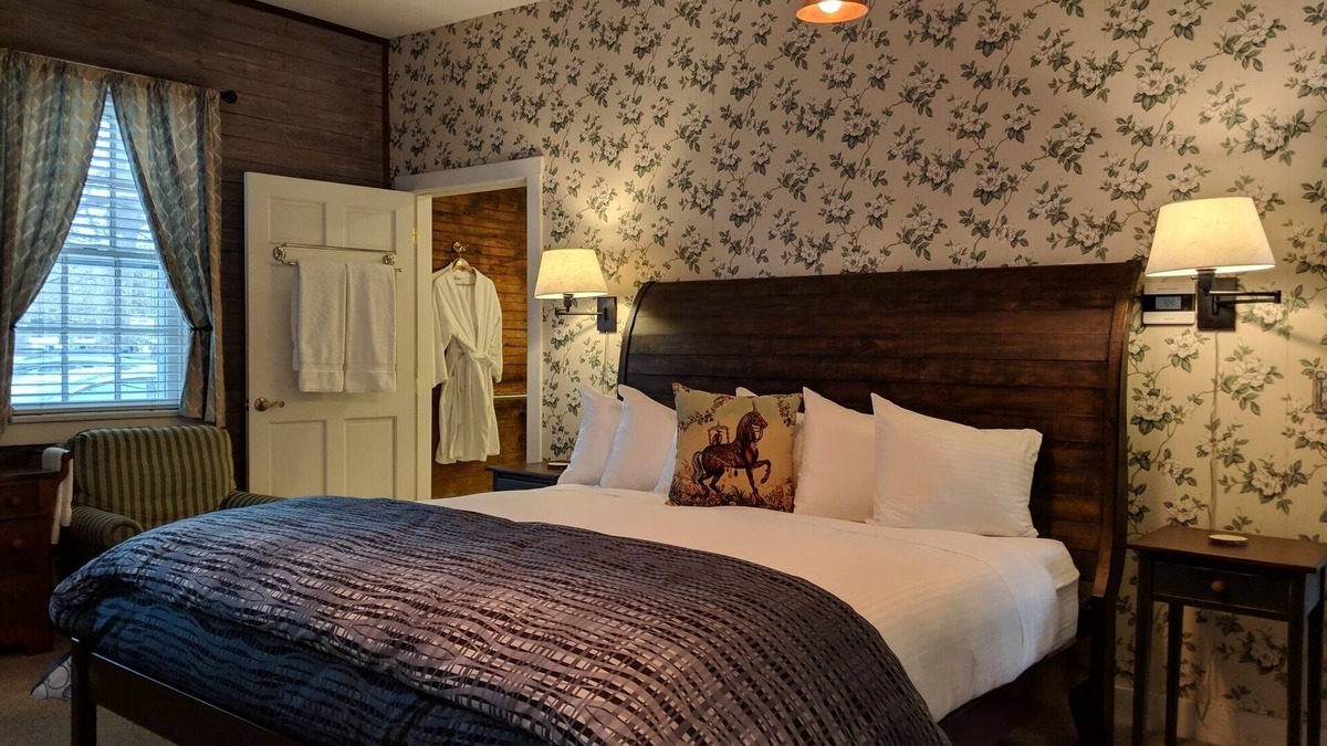 Shelburne Bed & Breakfast | A spacious Ground-level King/King 2-room Suite B&B in Downtown Shelburne - Delicious Breakfasts! BAR
