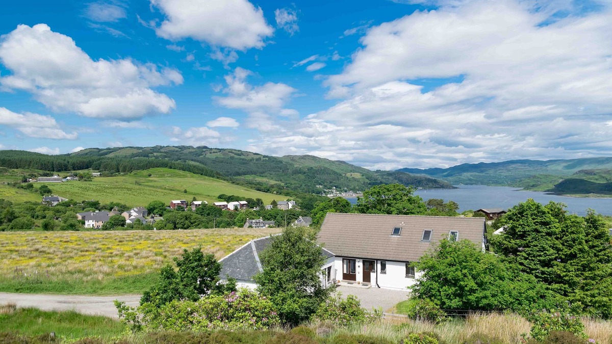 Tighnabruaich Cottage | A spacious pet friendly holiday home that sleeps 8 guests.