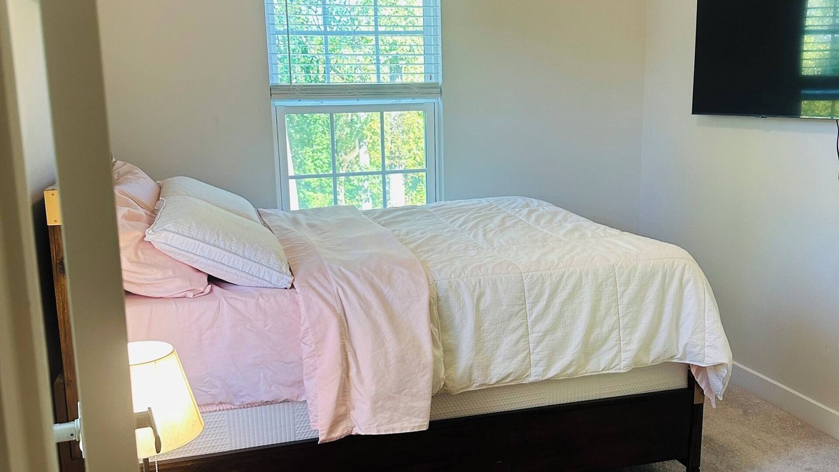 Landover House | A spacious room with private bathrooms and private balcony, 5 min drive to UM