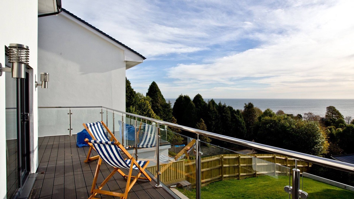 Teignmouth House | A spacious, three bedroom house with sea views and a sunny balcony.