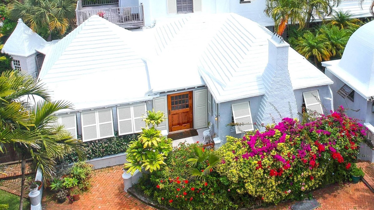 Hamilton Parish House | A spacious, unique Bermuda haven with access to large crystal swimming caves.