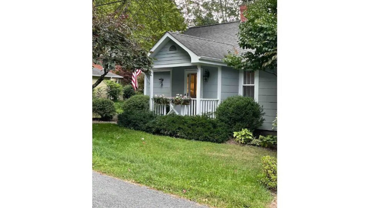 Lewisburg Cottage | A special cottage close to EVERYTHING! July dates available NOW!