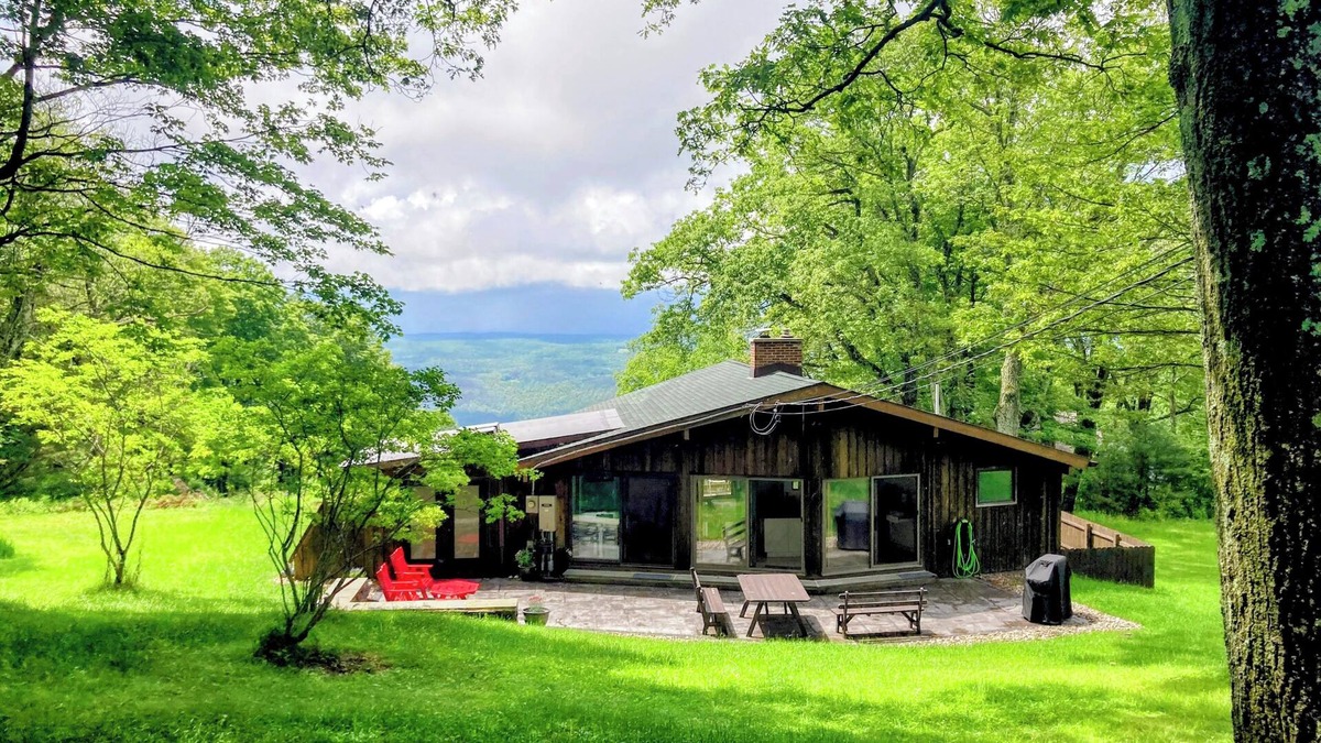 Cragsmoor House | A spectacular Shawangunk vista in a beautifully renovated chalet on a lush lawn.