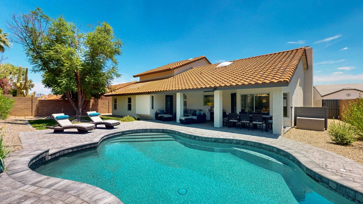 Paradise Park Vista House | A stately luxury house with pool nestled in a serene neighborhood