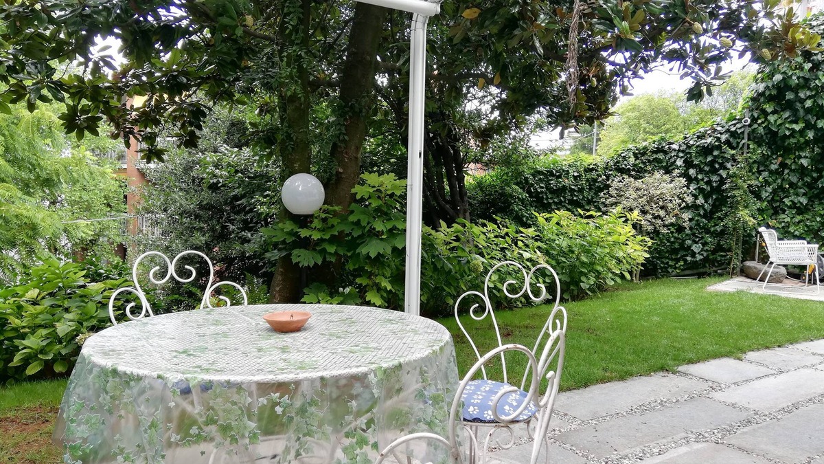 Borgo Po Apartment | A stone's throw from the center, charming, with garden