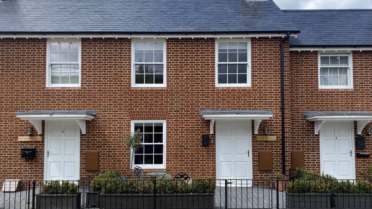 New Forest District Cottage | A stroll to Ringwood, near to New Forest & South Coast Beaches. Private Parking