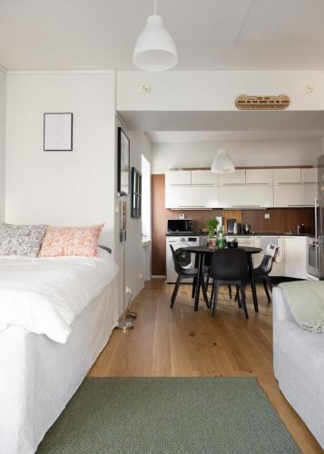 Alppiharju Apartment | A studio apartment with workspace
