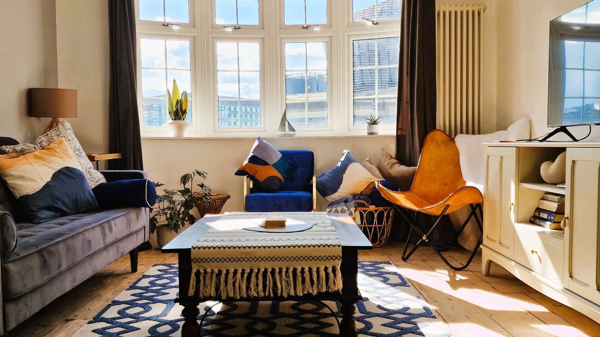 Southampton City Centre House | A stunning 3 bedroom house, 5-star stay on the city walls by West Quay.