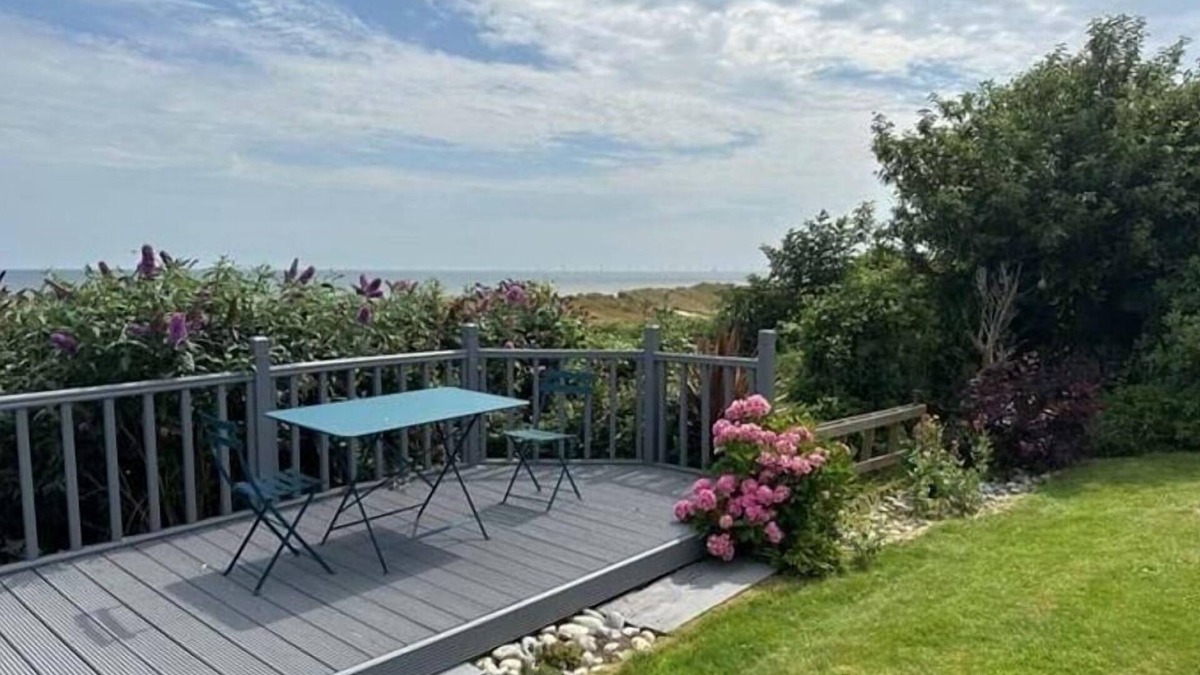 Great Yarmouth Cottage | A stunning 3 bedroom property with sea views and direct access to the beach.