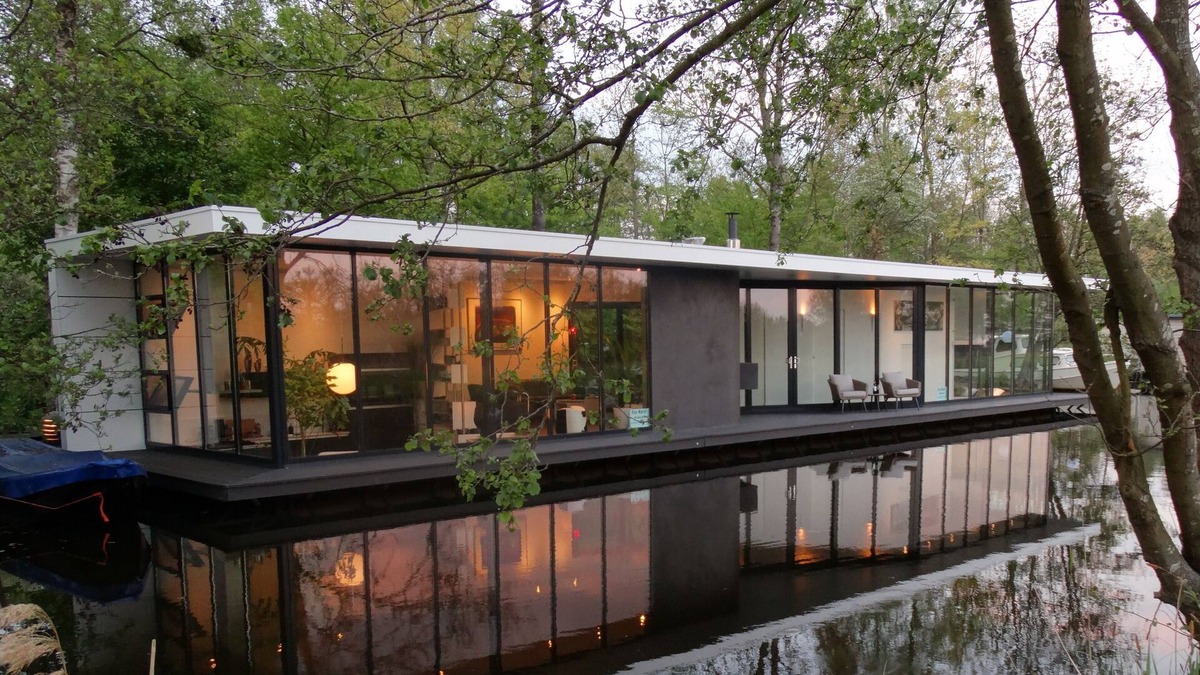 Giethoorn Boat Rental | A Stunning Contemporary Designed Houseboat.
