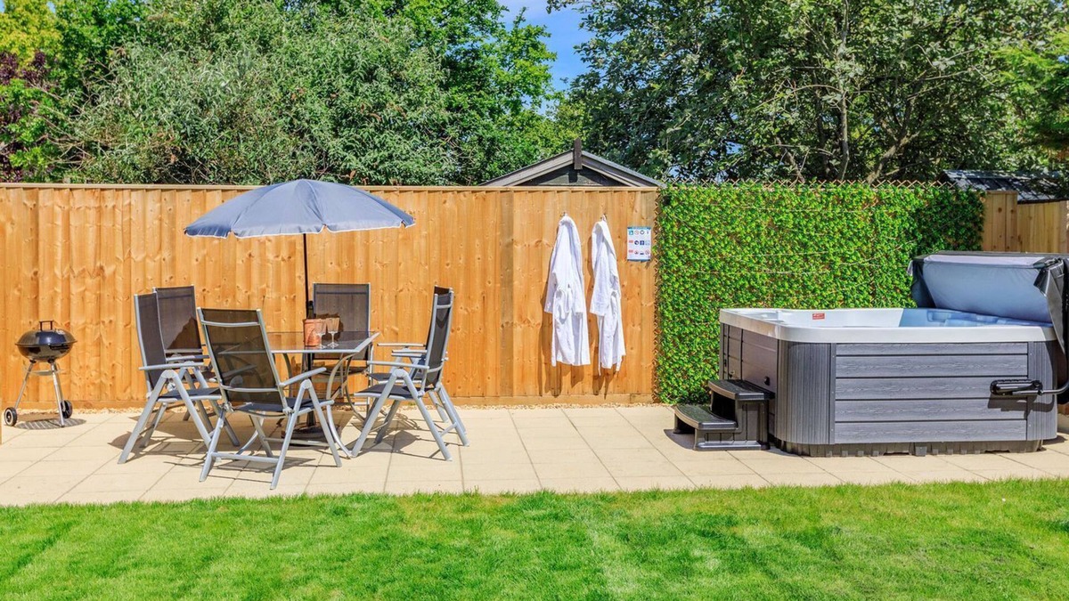 Yeovilton Cottage | A stunning cottage with hot tub, perfect for families, couples or a romantic getaway for two.