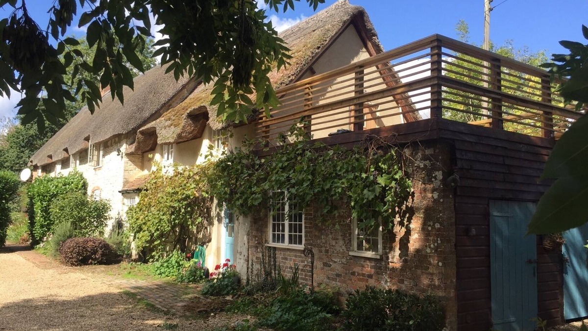 Holworth Cottage | A Stunning Dorset Thatched Cottage - Dog Friendly with Private Hot Tub
