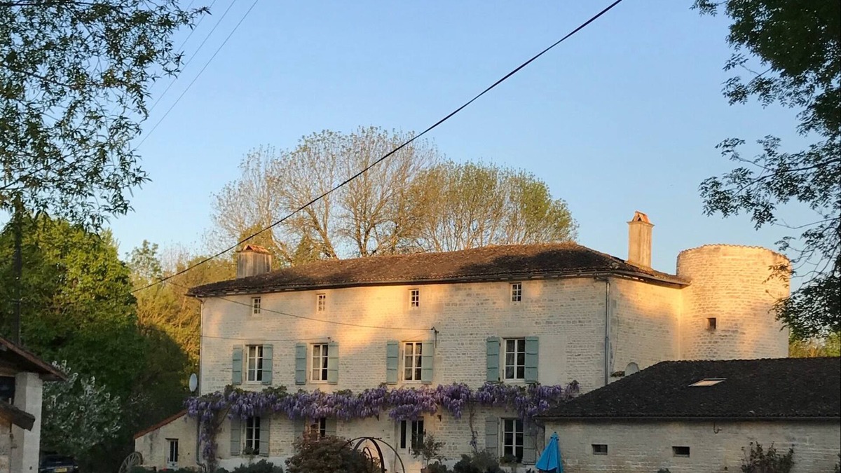 Brioux-sur-Boutonne House | A stunning 17th century manor house