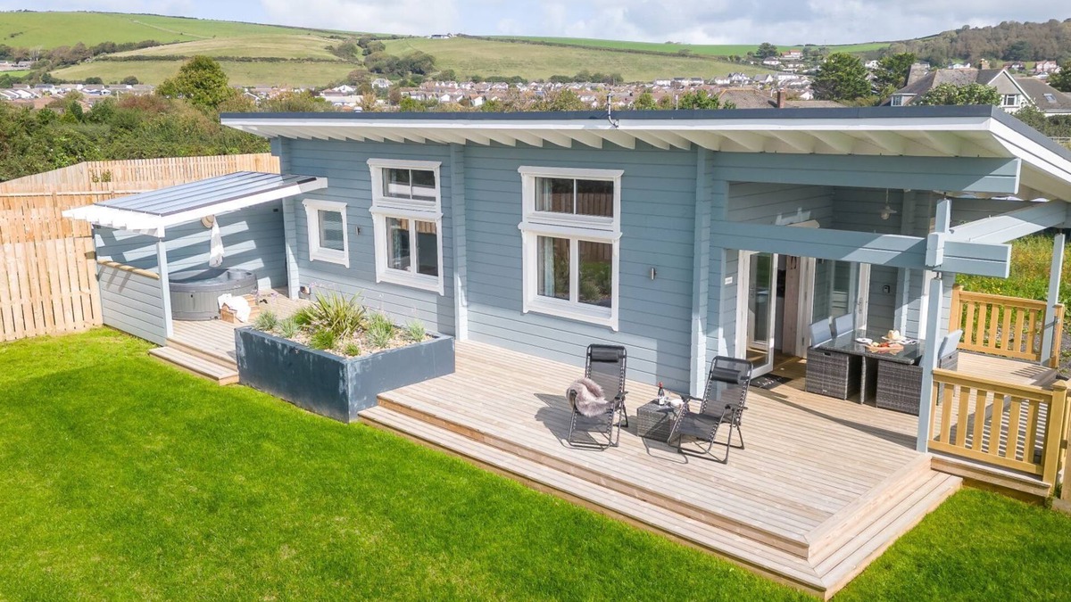 Braunton House | A stunning pet-friendly one-bedroom lodge with open plan living, private deck and hot tub.
