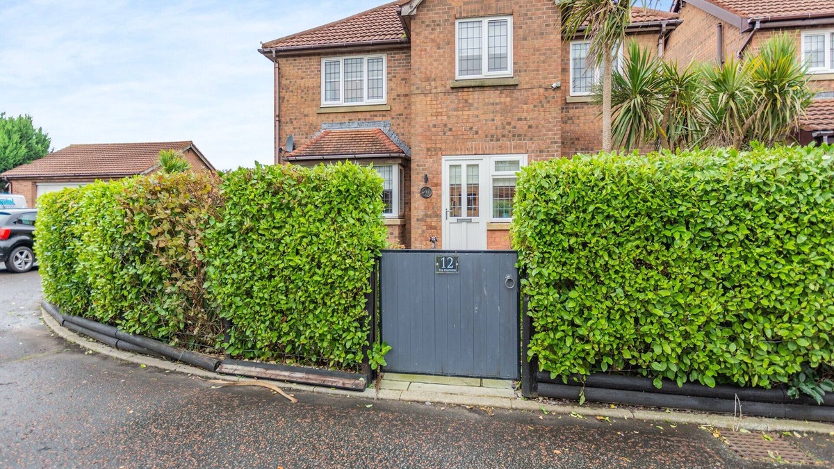 Knott End-on-Sea Cottage | A stunning, spacious, and detached property complete with hot tub and summer house with pool table.