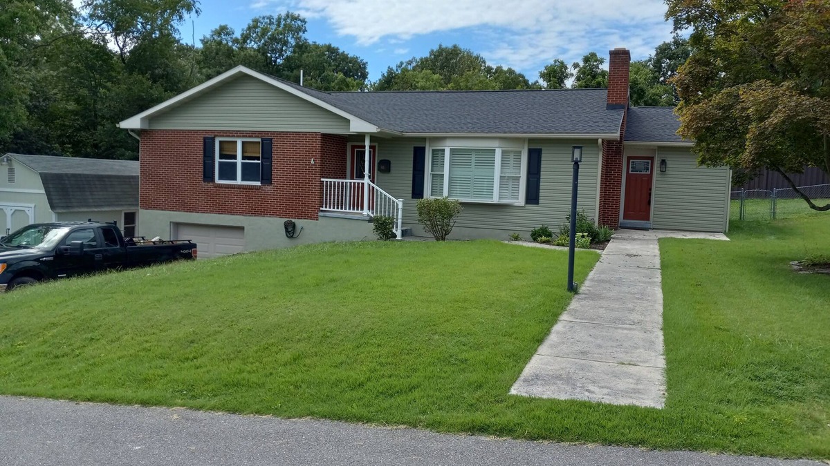 Clifton Forge House | A Stylish 2+ Bedroom Rancher