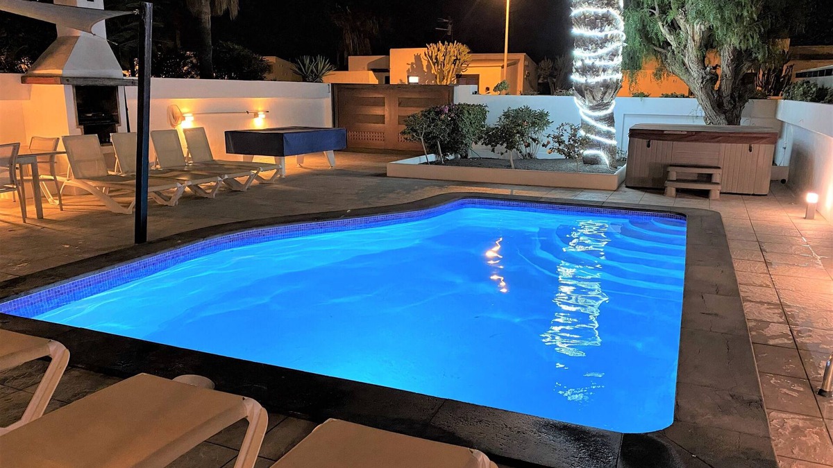 Puerto del Carmen Villa | A Stylish 4 Bed/4 Bath Villa In A Prime Location Close To The Sea, Hot Tub, WiFi