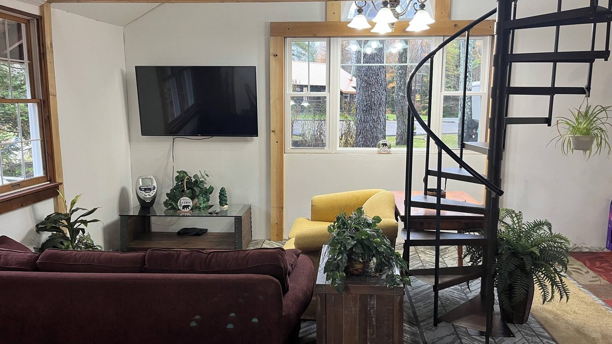 Arietta Cabin | A stylish Adirondack Log Cabin located along side the NYS Hiking trail System!