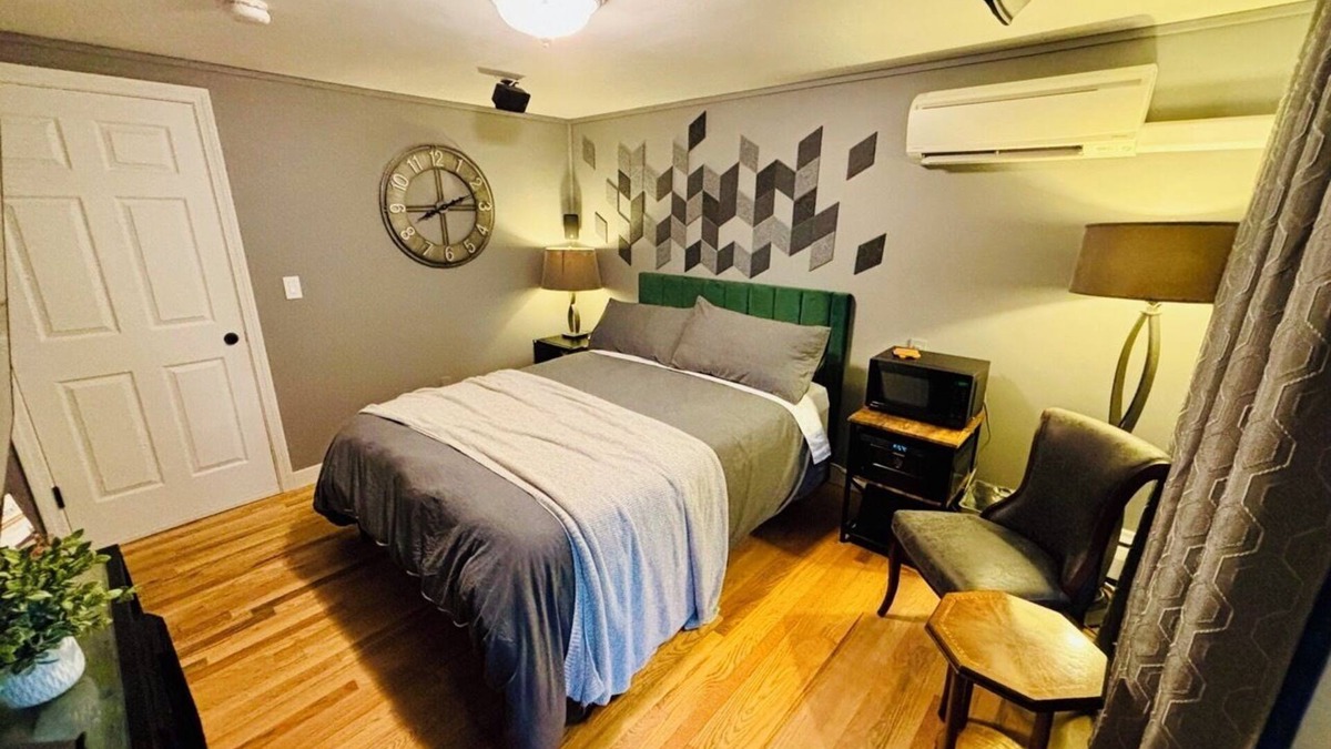 Rutland House | A stylish, centrally-located private 2-bedroom 2-bath townhouse + full kitchen.