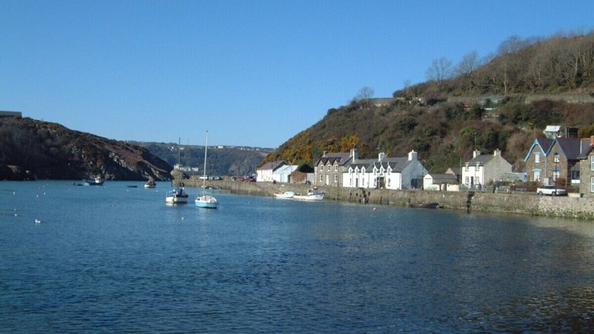 Fishguard Cottage | A stylish cottage near the picturesque harbour of Lower Fishguard