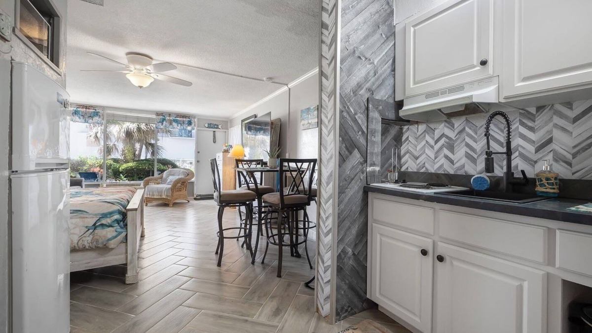 Daytona Beach Apartment | A stylish, well appointed, absolutely clean studio directly on the beach.