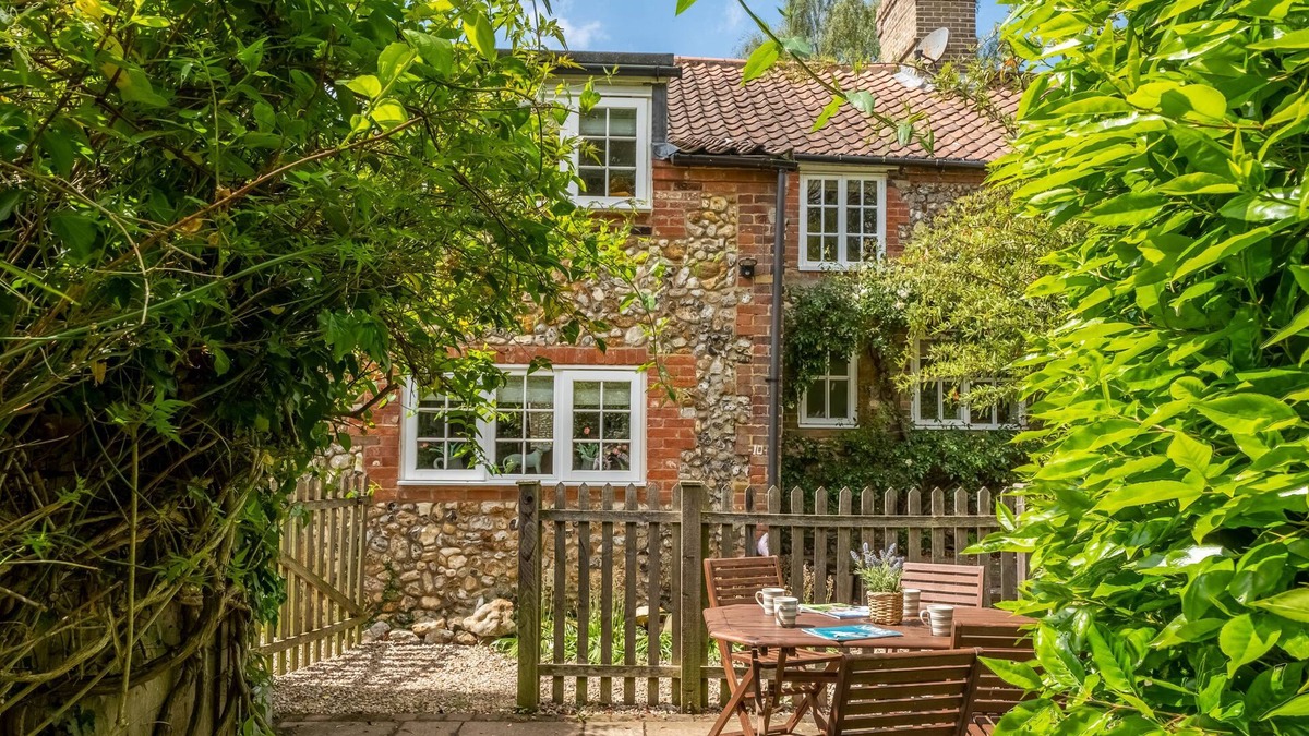 North Creake House | A super little flint country cottage in the popular village of North Creake.