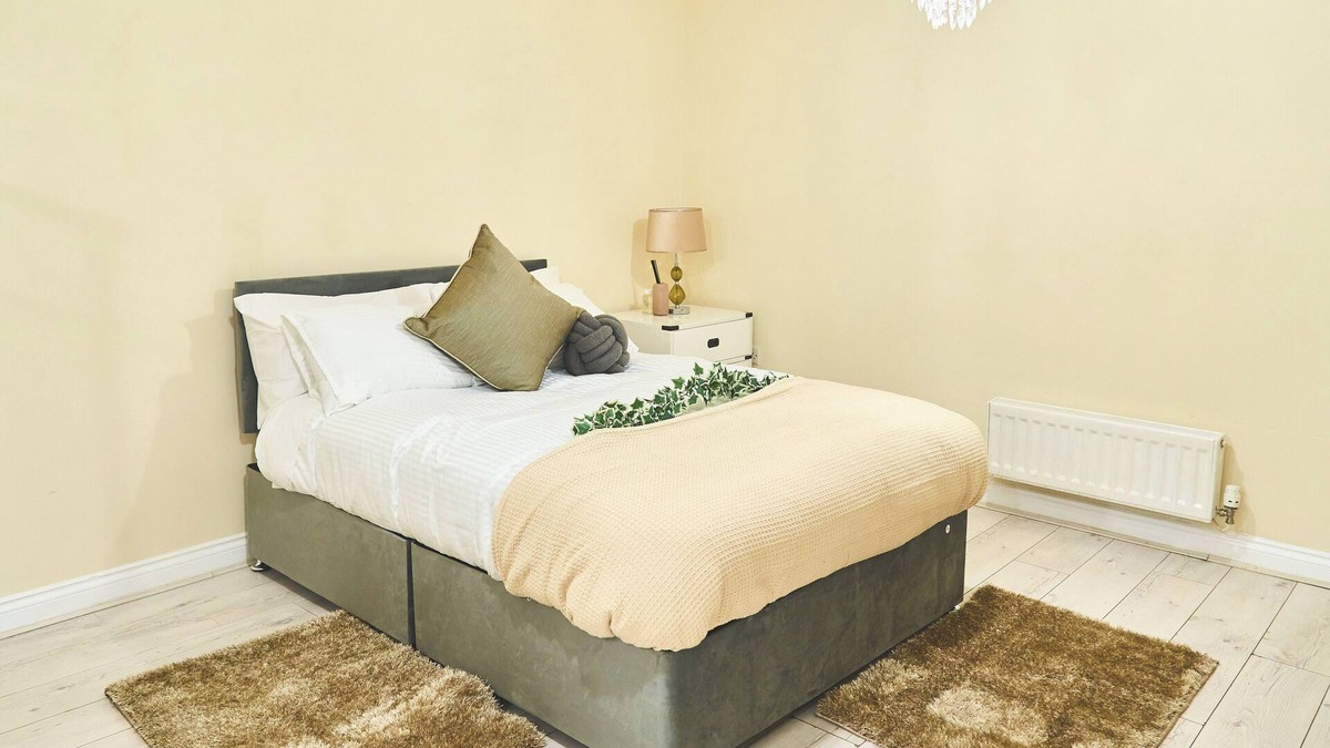 Congerstone House | A super spacious 5 bedrooms and family oriented home to stay in Nuneaton.