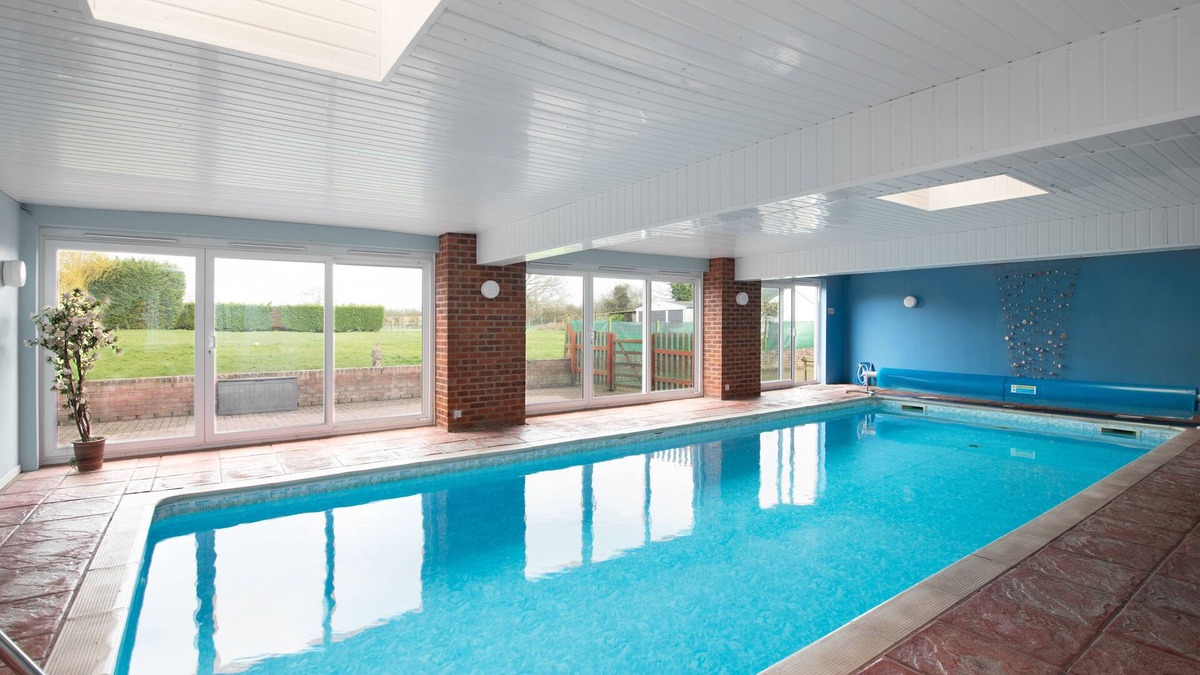 Saintbury Cabin | A superb Lodge with own private heated Indoor Swimming Pool close to Stratford
