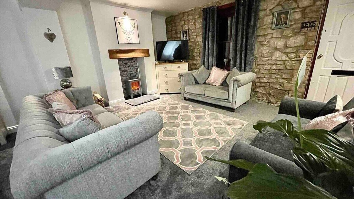 Llantarnam Cottage | A Superb Size Cottage By The Canal