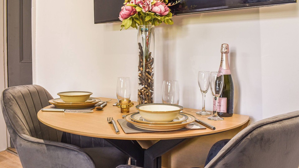 Chinley Cottage | A superbly finished holiday cottage lying within this quaint High Peak village.