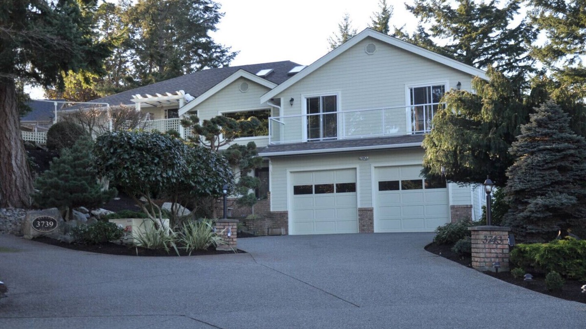 Regional District of Nanaimo Bed & Breakfast | A SWAN'S POND (On the #1 Fairway of World Class Fairwinds Golf Course)