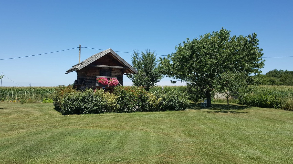 Saint-Victor-de-Cessieu Cottage | A taste of authenticity in a charming gite with Nordic bath