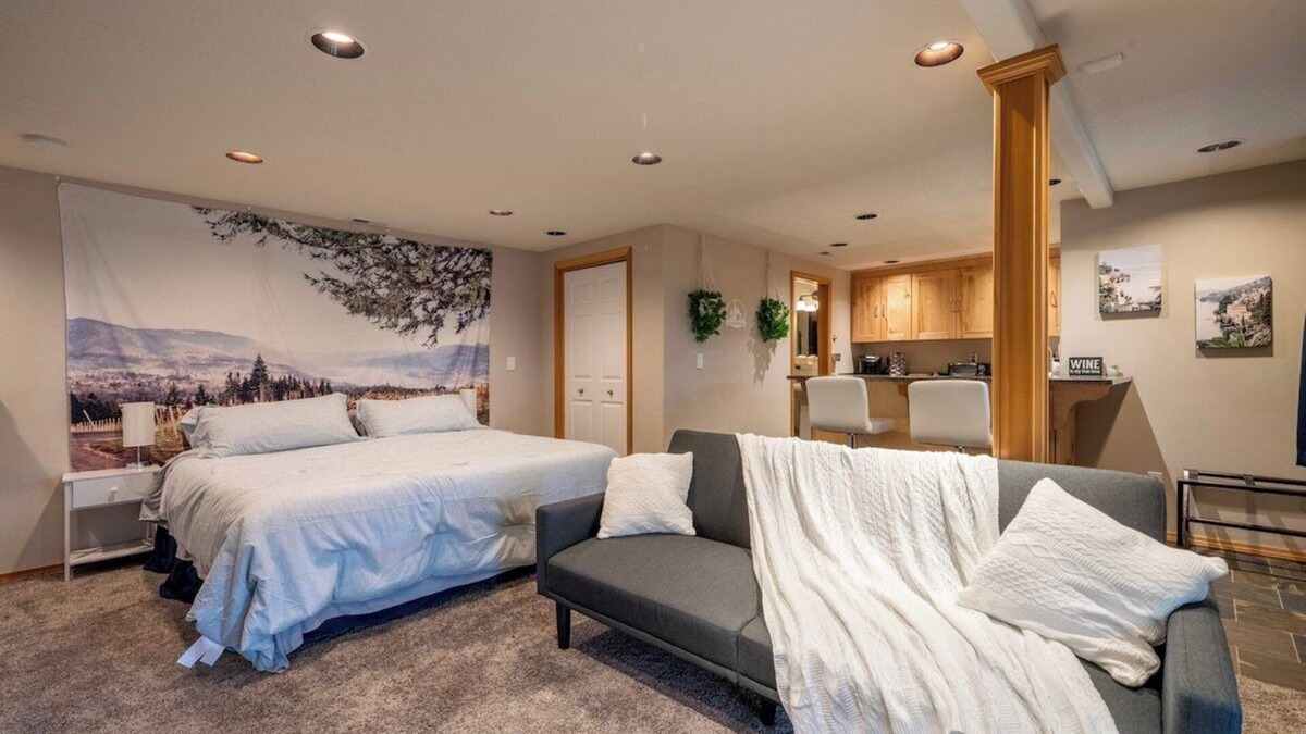 Dundee House | A Taste Of Dundee: Hot Tub, Fire Pit - Wine Escape