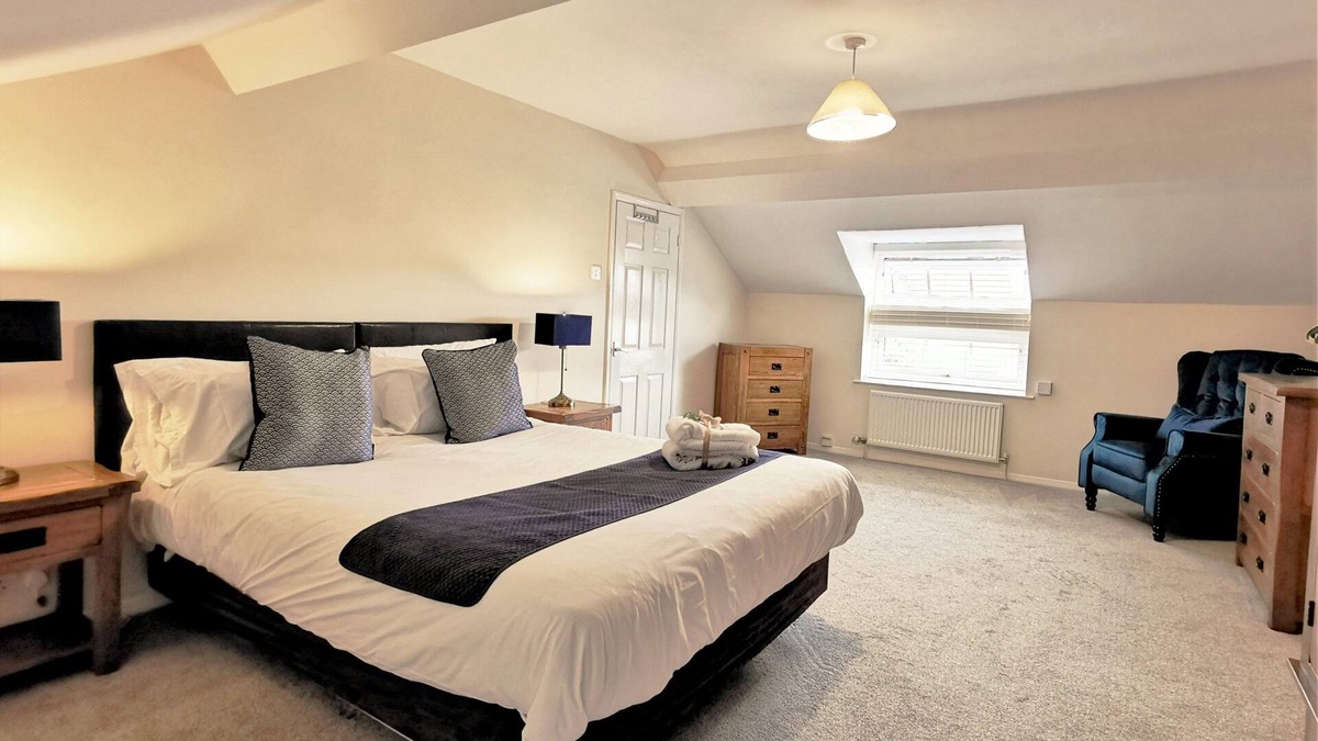 Ivinghoe Cottage | A thee bedroom, one bathroom that sleeps 5 guests in 3 bedrooms