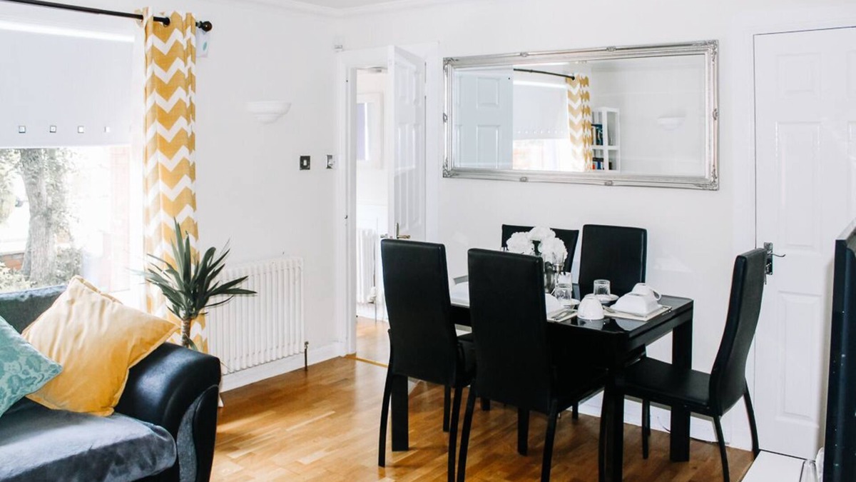 Glasgow House | A three bedroom apartment , with 2 bathrooms . Suitable for a group of 5/6