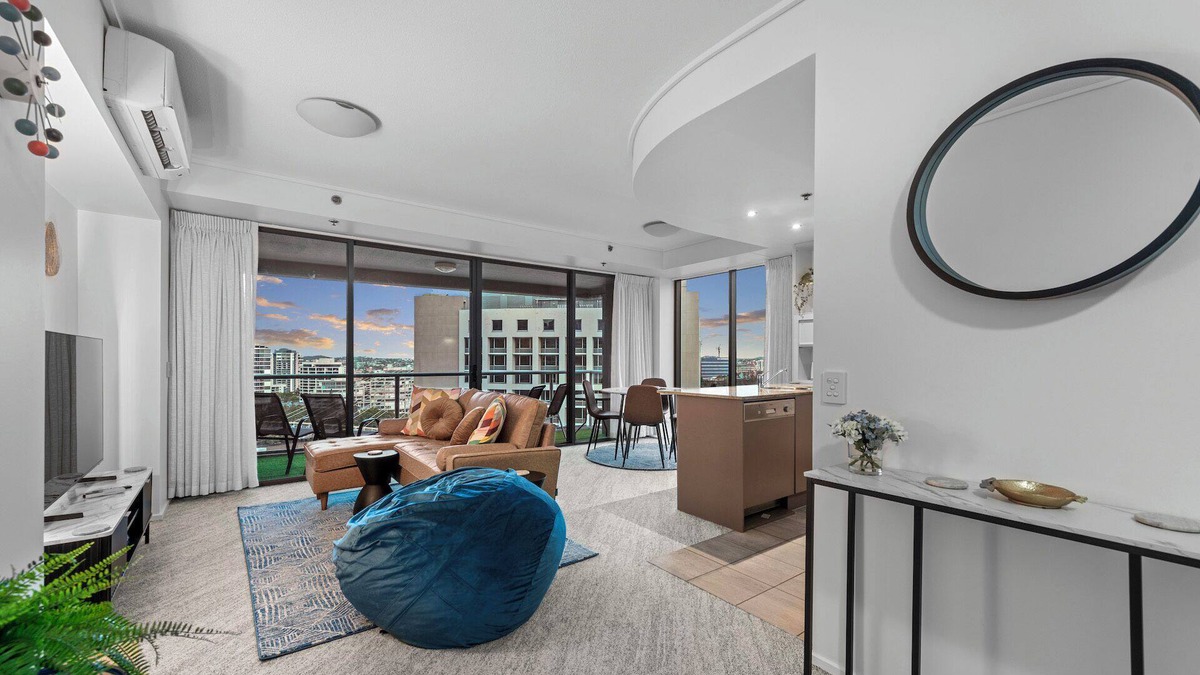Kangaroo Point Apartment | A Touch of Class! 2Bed/2Bath/1Car/Balcony/Views ~ CBD