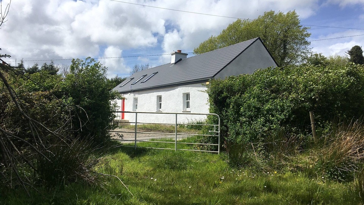Templeglantine Cottage | A traditional two Bed farmhouse that can host 4 guests in rural County Limerick.