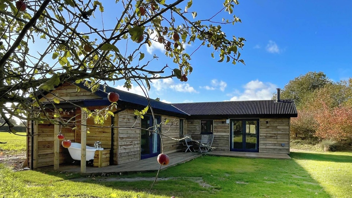 Attleborough Cottage | A tranquil lakeside setting.