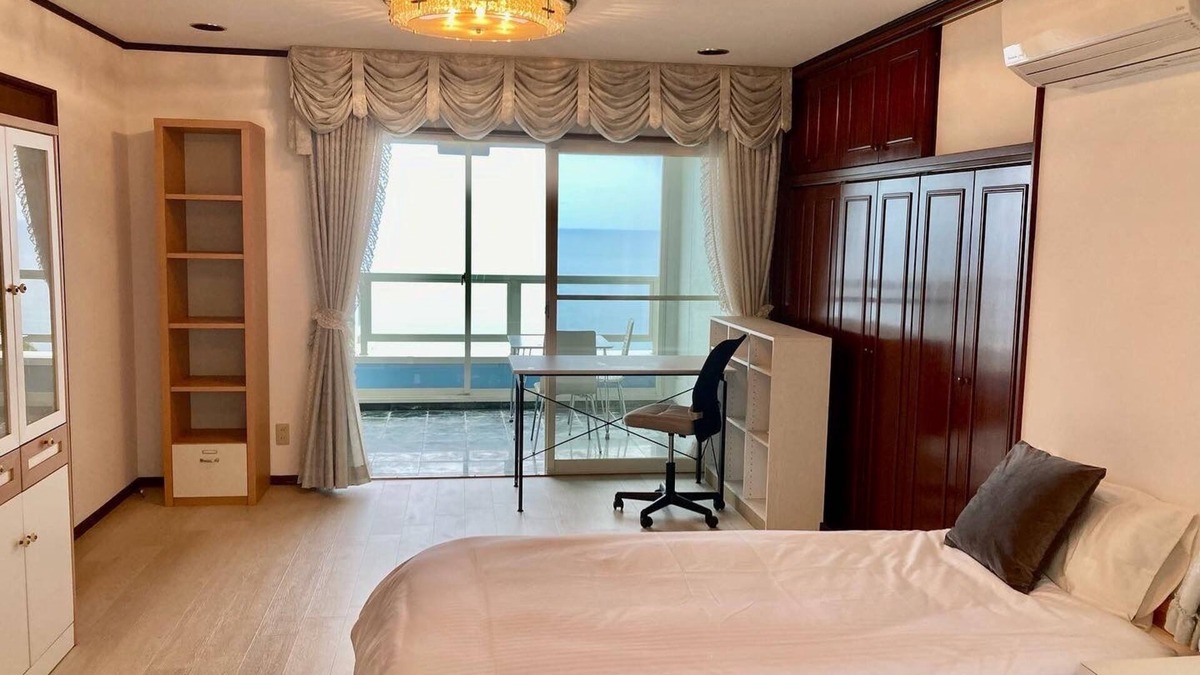Hamada House | A triple room with a spectacular oceanfront view sunset right in front of you and plenty of amenit/Hamada Shimane