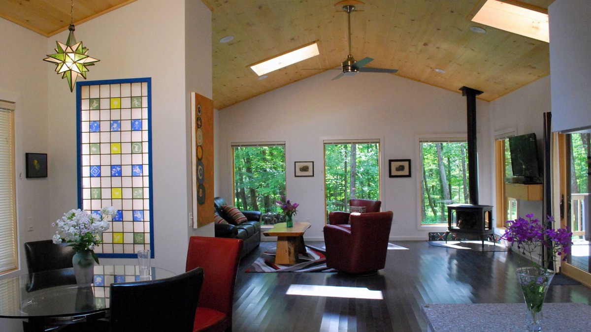 Woodstock Cabin | A True Gem in the heart of Woodstock, w/fireplace & hot tub, wheelchair access